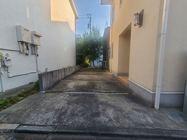 敷地内にしっかり駐車できるスペースがあり、休日のお出かけやお買い物の荷物運びも快適