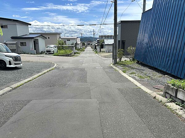 西側前面道路