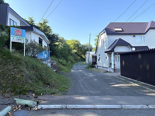 東側前面道路