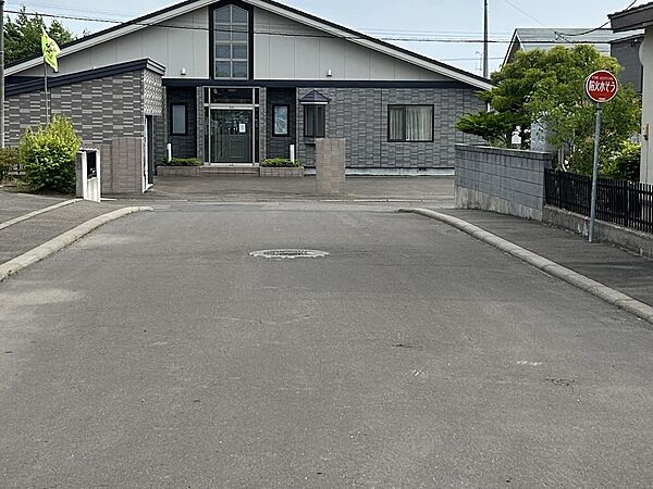 西側前面道路
