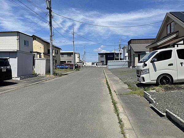 西側前面道路