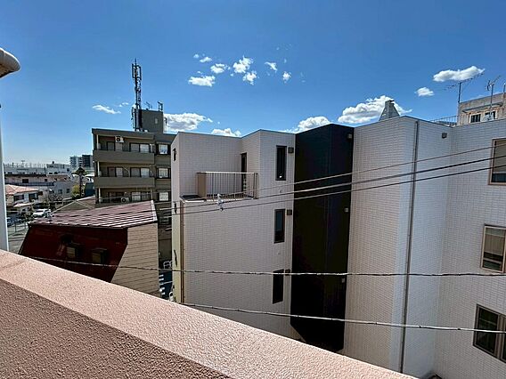 目の前に高い建...