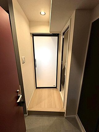 玄関から室内に...