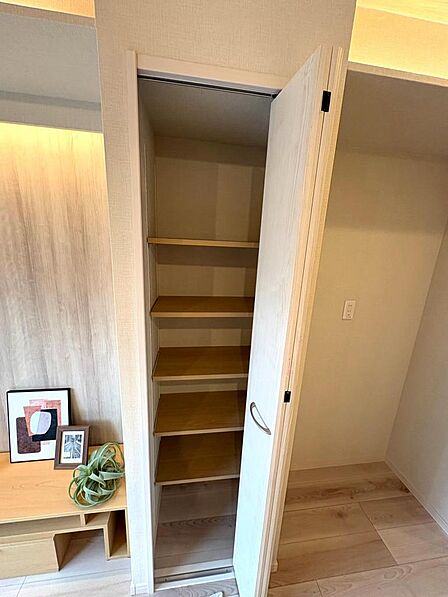 リビングに収納棚がありお部屋がスッキリ片付きます。