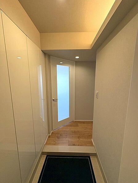 玄関から室内に向けて扉が設置されておりますので、お部屋の中を見られる心配はありません。