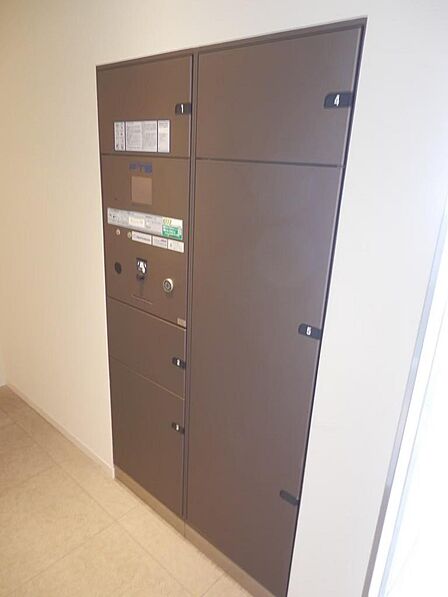 宅配ボックスがあり荷物の受取に便利です。