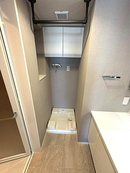 洗濯機置き場はゆったりとしたスペースが確保されておりますので、大型洗濯機も設置可能です。