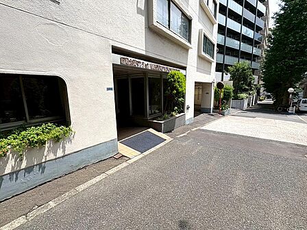 首都高速道路沿いに立地。道幅が広く歩きやすいです。