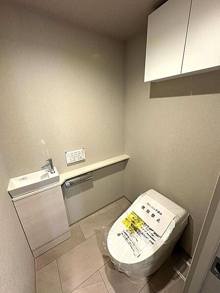 ウォシュレット機能付きのトイレになります。十分な広さが確保されたゆったりトイレです。
