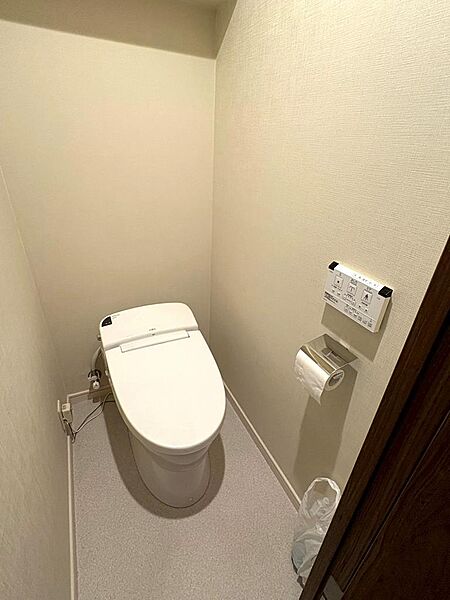 ウォシュレット機能付きのトイレになります。十分な広さが確保されたゆったりトイレです。