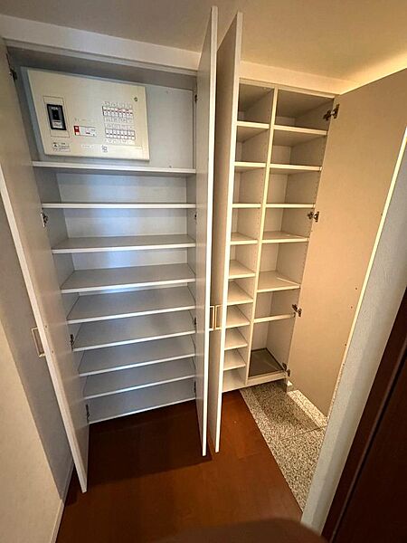玄関横の靴箱になります。可動棚になりますので、ブーツ収納等、お客様の用途に合わせて利用可能です。
