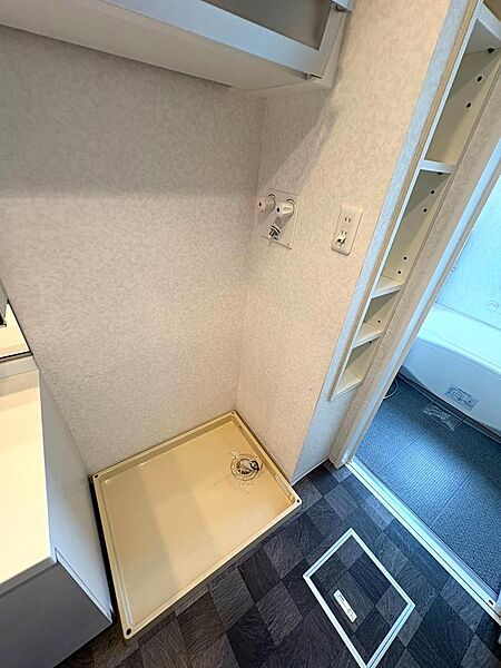 洗濯機置き場はゆったりとしたスペースが確保されておりますので、大型洗濯機も設置可能です。