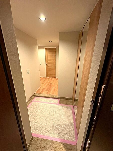 玄関から室内に向けて扉が設置されておりますので、お部屋の中を見られる心配はありません。