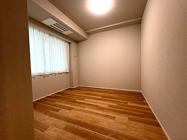 バルコニーに面していて明るいお部屋です。