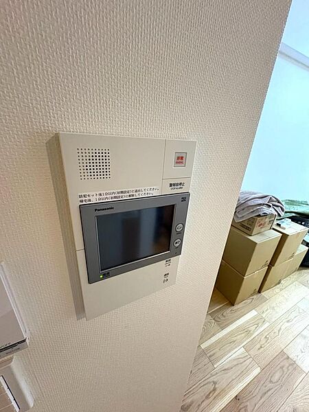 テレビモニター付きインターフォンが設置されておりますので、セキュリティは安心ですね。