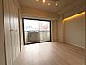 洋室：バルコニーに面していて明るいお部屋です。