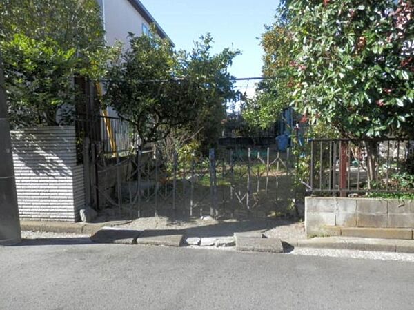 南側庭・駐車場部分