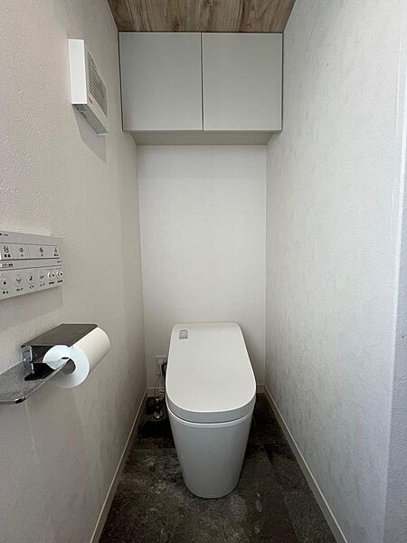 タンクレストイレです。上部収納付！