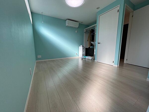 広々10.2帖の寝室です。2部屋に分けることも可能です。南側に窓があり明るい寝室です！