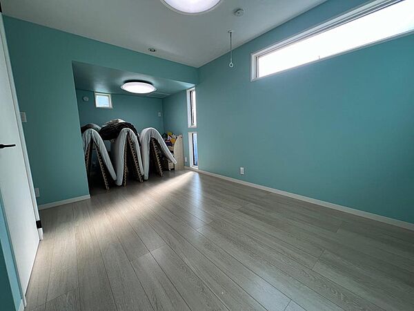 広々10.2帖の寝室です。2部屋に分けることも可能です。南側に窓があり明るい寝室です！
