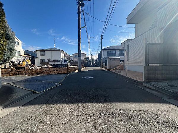 物件に入る前の前面道路は交通量も少なく駐車も簡単です。