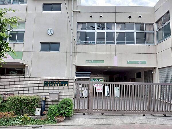 ●高山小学校まで徒歩10分程度です！