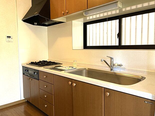冷蔵庫はキッチンに置くこともキッチン真横のリビングスペースに置くことも両方可能です