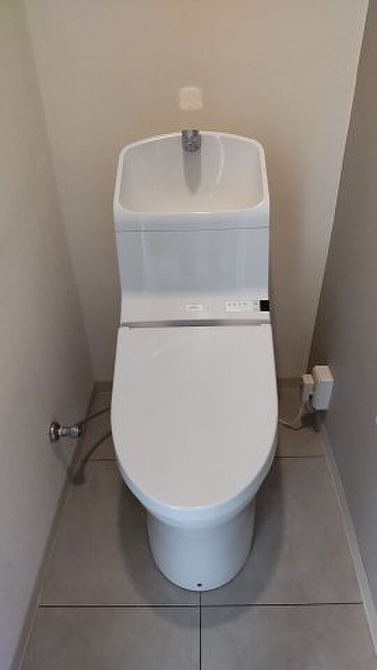 トイレは温水洗浄便座付きです。