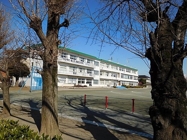 桶川小学校 1872年11月開校の歴史ある学校です。市内で最も多い児童数を誇ります。学校のある日は毎日更新されるHPで、お子様の日々の生活を保護者の方も垣間見ることができます。（330m）