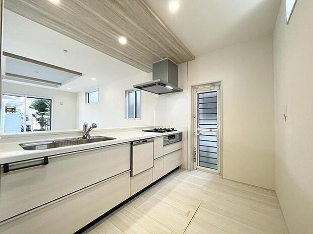 対面キッチンなので、お子様の目を離すことなくお料理の準備や片づけができ安心です