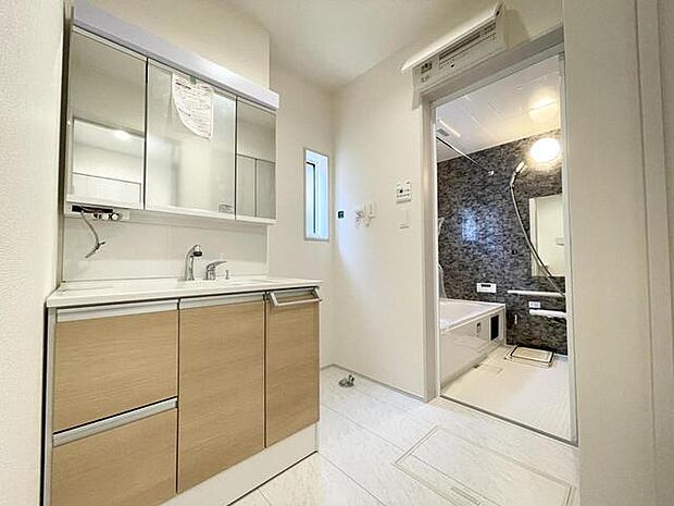 暮らしを快適に変えるシャワー付洗面化粧台!朝の身支度もスピーディに