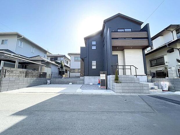 前面道路は幅員約6Mと駐車もラクラク