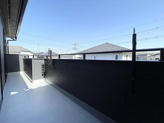 南向きのバルコニーは日当たりも良く、洗濯物も気持ち良く干せそうです。