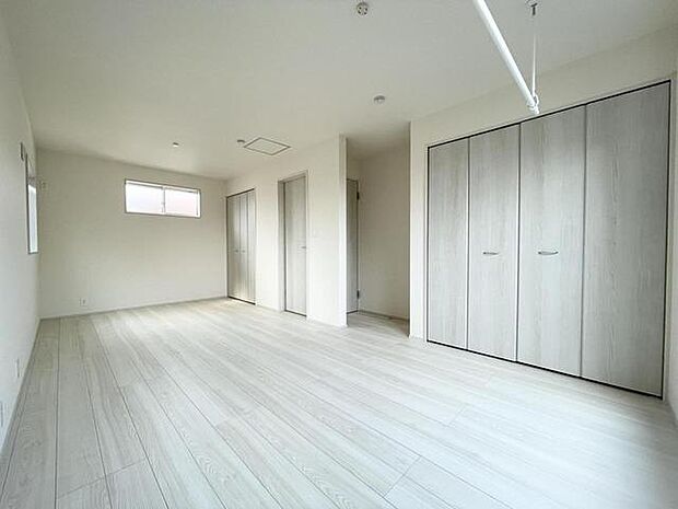 10.2帖でゆったり広々とした主寝室!ベッドなどの家具を置いても十分余裕があります。