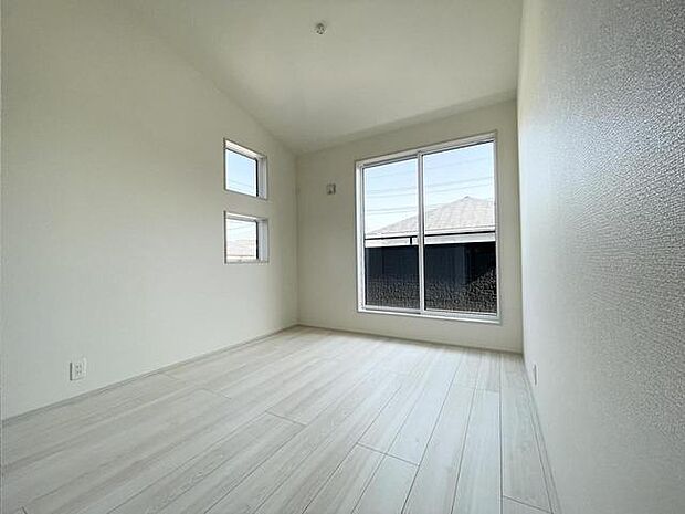 南向きであたたかな陽射しがたっぷり差し込む洋室!毎朝気持ち良く起きられそうですね。