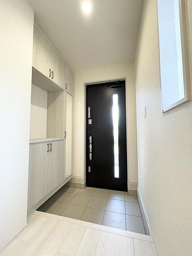 すっきりきれいに収納できそうなシューズボックス付です