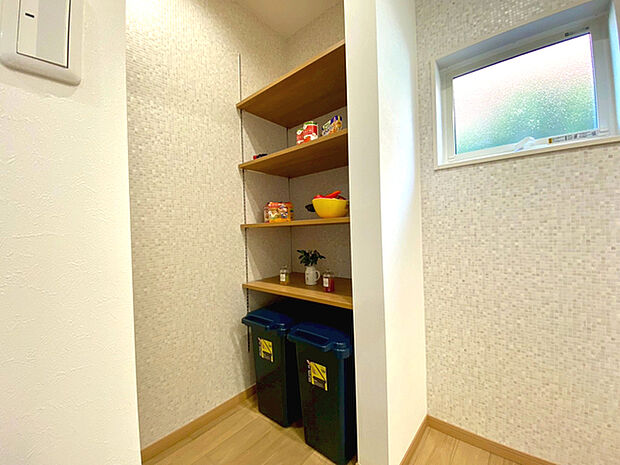 キッチン横にはパントリー(施工例) 常温品やお米などのストック保存に。階段下のスペースを有効活用したパントリー