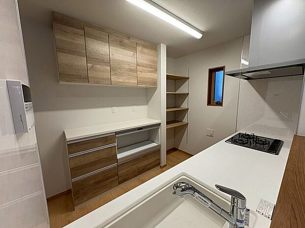 キッチン背面にはカップボード(施工例) 扉と同じデザインで空間に統一感♪食器類・調理家電しっかり収納できます。