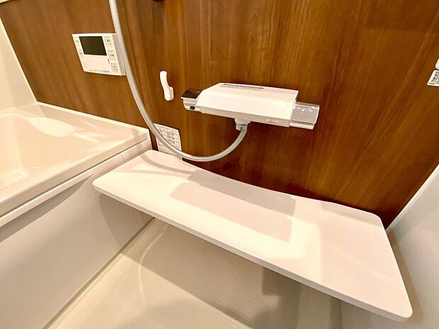 取り外してバステーブルにもできるカウンター（施工例） 掃除は丸洗いできて衛生的。