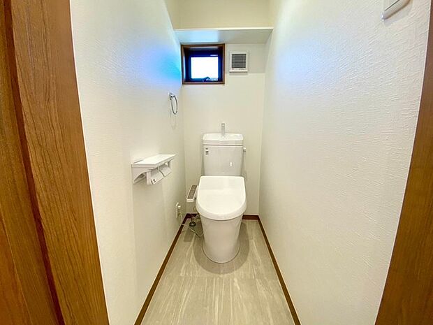 トイレ　LIXIL INAX「ベーシア」（施工例） フチレス構造でお手入れラクラク。パワーストリーム洗浄で、少ない水量でもキレイに汚れを洗い流します。