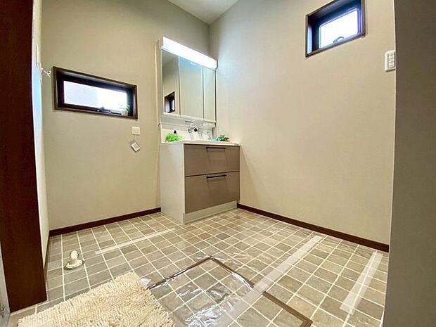 3帖分の広さがある洗面脱衣室(施工例) ゆったりスペースで作業ものびのび行えます。