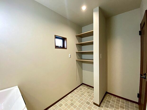 可動棚のリネン庫あり（施工例） リネン類や入浴道具等の保管に便利♪