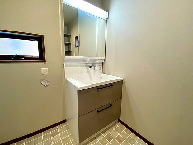 ハウステック 洗面化粧台「ココッシュ」(施工例) 三面鏡は鏡面も広く収納部分も多いので使い勝手も良いです!