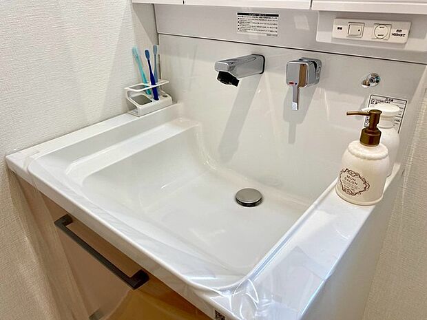 壁出水栓は蛇口まわりに水が溜まりにくくお掃除もラクラク。広めの洗面ボウルで使いやすい♪（施工例）