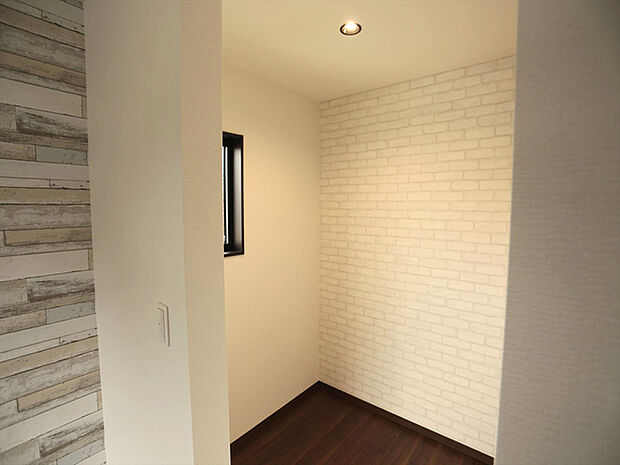 主寝室つながりの書斎(施工例) テレワークルームや趣味部屋としてはもちろん、収納にも使える約2帖分のスペース。