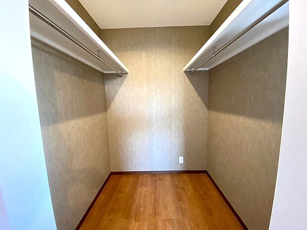 ご家族のお洋服等がたっぷり収納できるウォークインクローゼット(施工例) 丈の長い衣類も綺麗に保管できます。目隠しにもなる扉付き。