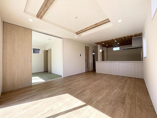 ご家族みんながゆったりくつろげる広々リビングは16帖超！