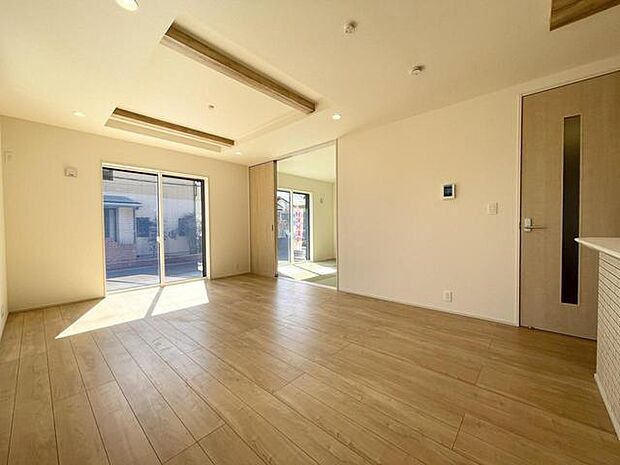 南側は大きな窓ガラスで、あたたかな陽射しが差し込みます。