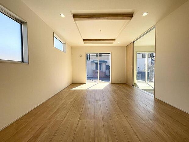 お部屋の奥行が生まれる、折上天井!天井の一部が高くなっているので、開放感のあるリビングに!