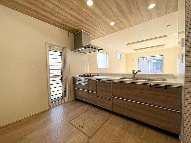 ご家族の笑顔を見ながらお料理できる対面キッチンです